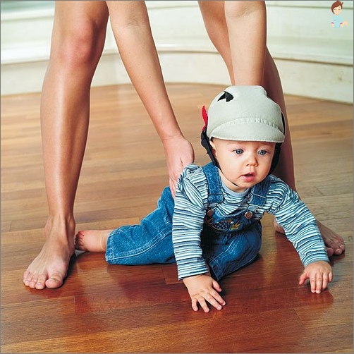 Safety of children at home - helmet and knee pads