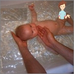 Schwimmen von Baby in einem großen Bad