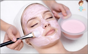 Chica que recibe máscara facial cosmética rosa