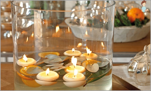 Dekoration von Kerzen auf dem Neujahrtisch des Hahns