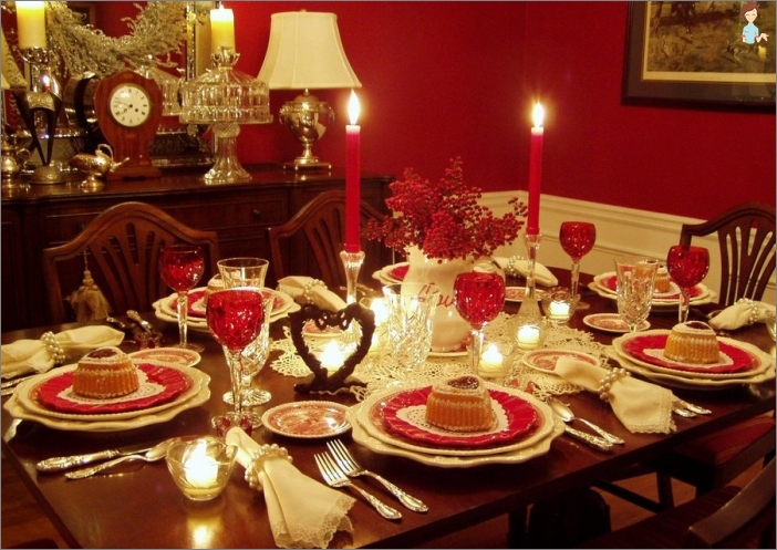 زخرفة الشموع على طاولة رأس السنة