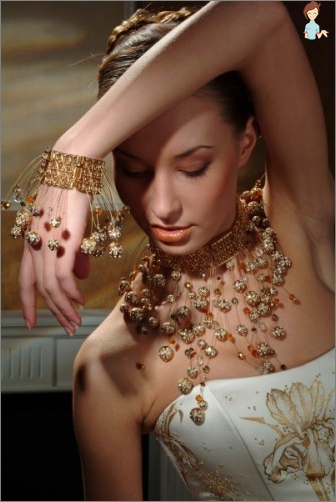 Vrouwelijke gouden armband bij de hand - Certificaat van smaak en stijl