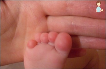 Proč mezi prsty nohou a dítěte v dítěti zvedá kůži? Příčiny a způsoby, jak bojovat proti onemocnění