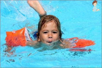 كيفية تعليم الطفل للسباحة