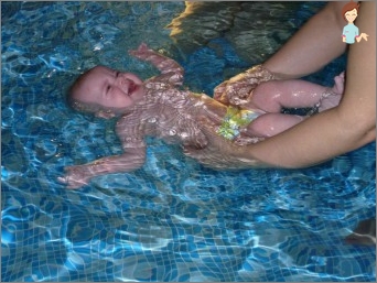 Schwimmen für Babys: Warum ist es notwendig und wie man das Baby lehrt, schwimmen zu lehren