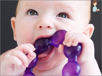 Wie helfen Sie Ihrem Baby, wenn die Zähne klettern?