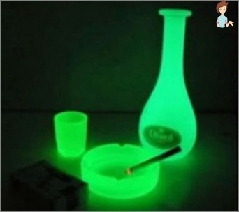 Wie macht man Luminola mit deinen eigenen Händen eine leuchtende Flüssigkeit?