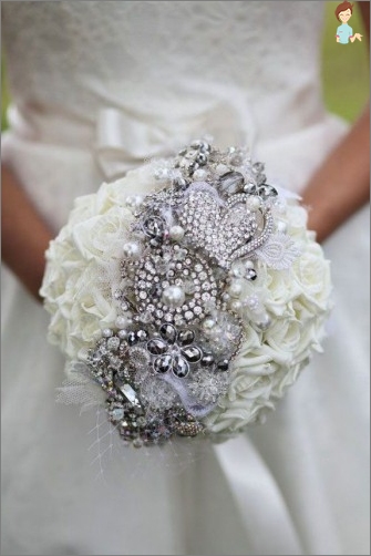 Ungewöhnliches Attribut in den Händen der Braut - ein Hochzeitsstrauß von Bändern