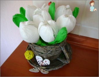 Tulips from sweets and corrugated paper: do it yourself with your own hands