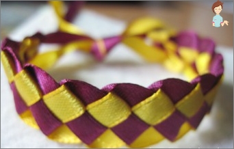 Učenje za tkanje narukvice od obojenih vrpca