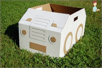 Cardboard crafts are the perfect option for family creativity!