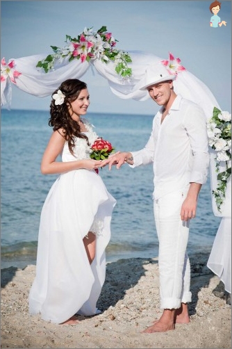 Strandkleider für eine Hochzeitszeremonie