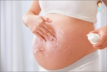 زيت اللوز من علامات التمدد أثناء الحمل