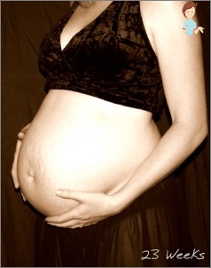 Der Bauch sieht also wie eine schwangere Frau in der 23. Woche aus