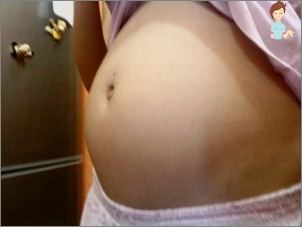 Es sieht so aus wie der Bauch der zukünftigen Mutter in der Zeit von 19 Wochen